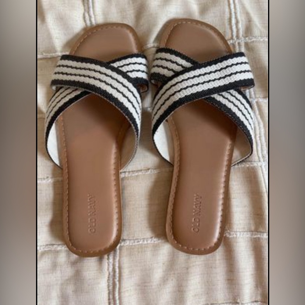 Old Navy Sandals Size 9. Like New Never Worn
